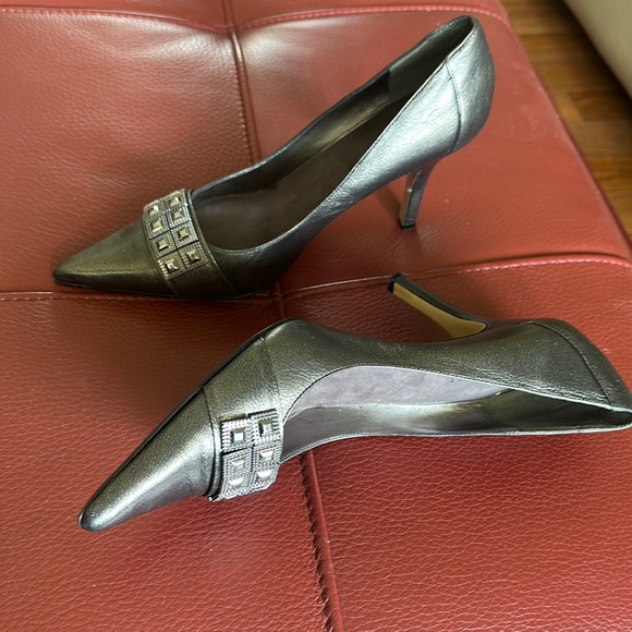 Nine West Leather Pumps with Decorative Element on the Top - Picture 4 of 6